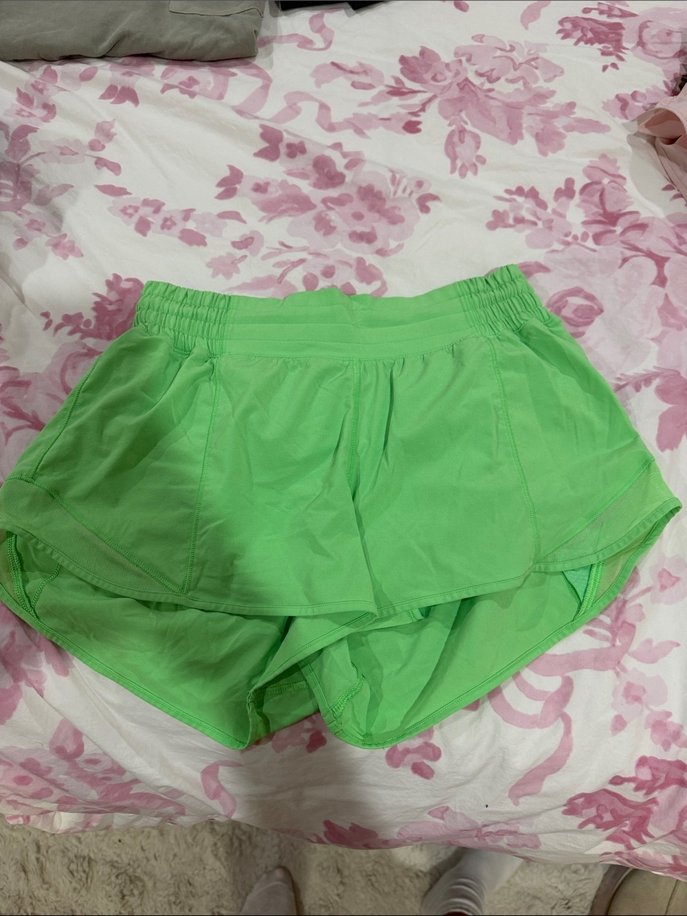 scream green lululemon hotty hots size 6 high rise 2.5 in